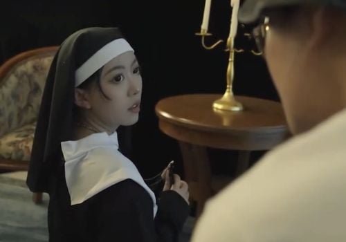 Thầy giáo lén gặp lại em học trò cũ, hôn nhau say đắm trong đêm tối